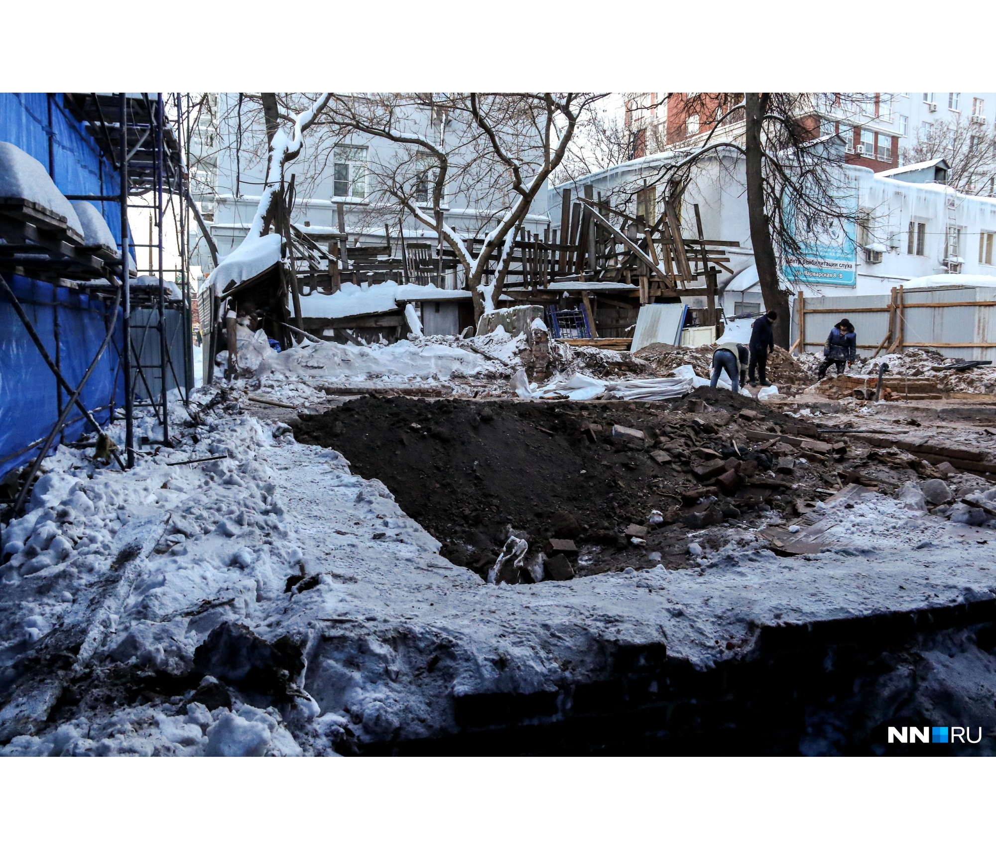 Сейчас на месте деревянного дома — яма Сейчас на месте деревянного дома — яма