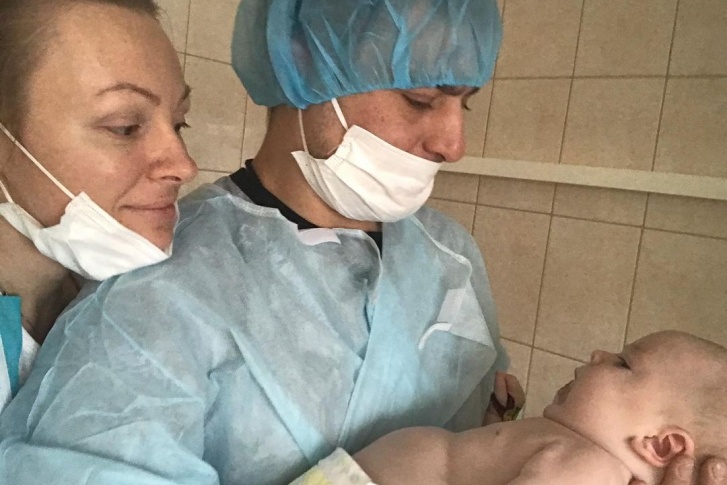 Это Миша Бахтин с родителями, в прошлом году ему всем миром собрали деньги на укол самого дорогого препарата на свете Это Миша Бахтин с родителями, в прошлом году ему всем миром собрали деньги на укол самого дорогого препарата на свете