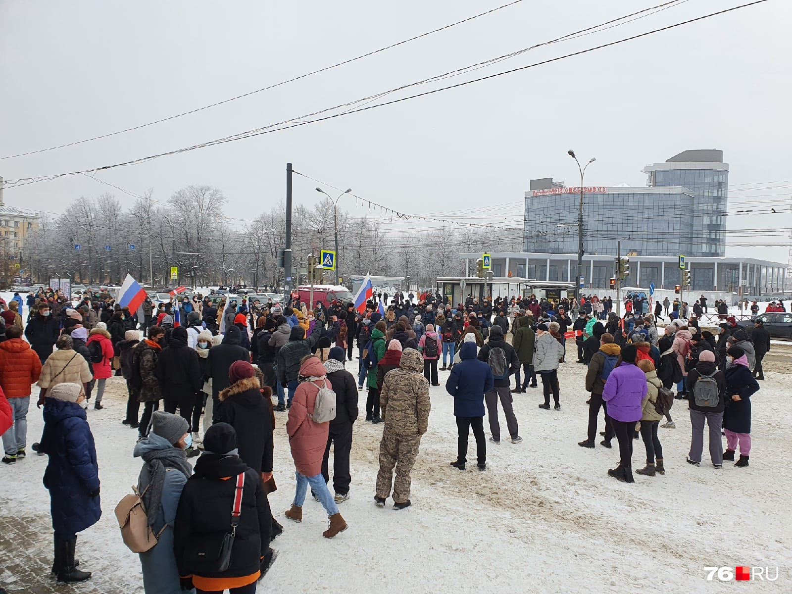 Люди начали собираться еще до 14 часов на площади Труда Люди начали собираться еще до 14 часов на площади Труда