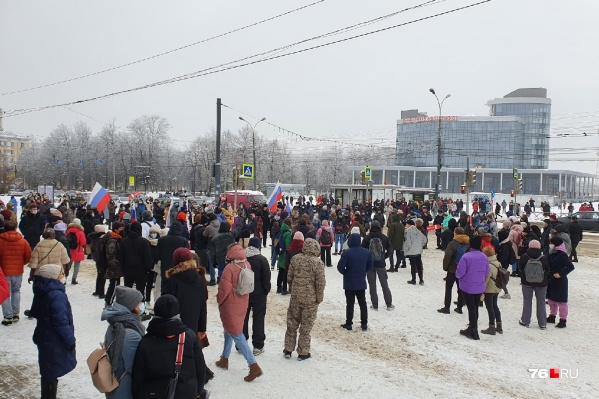 Народ собирается на площади Народ собирается на площади