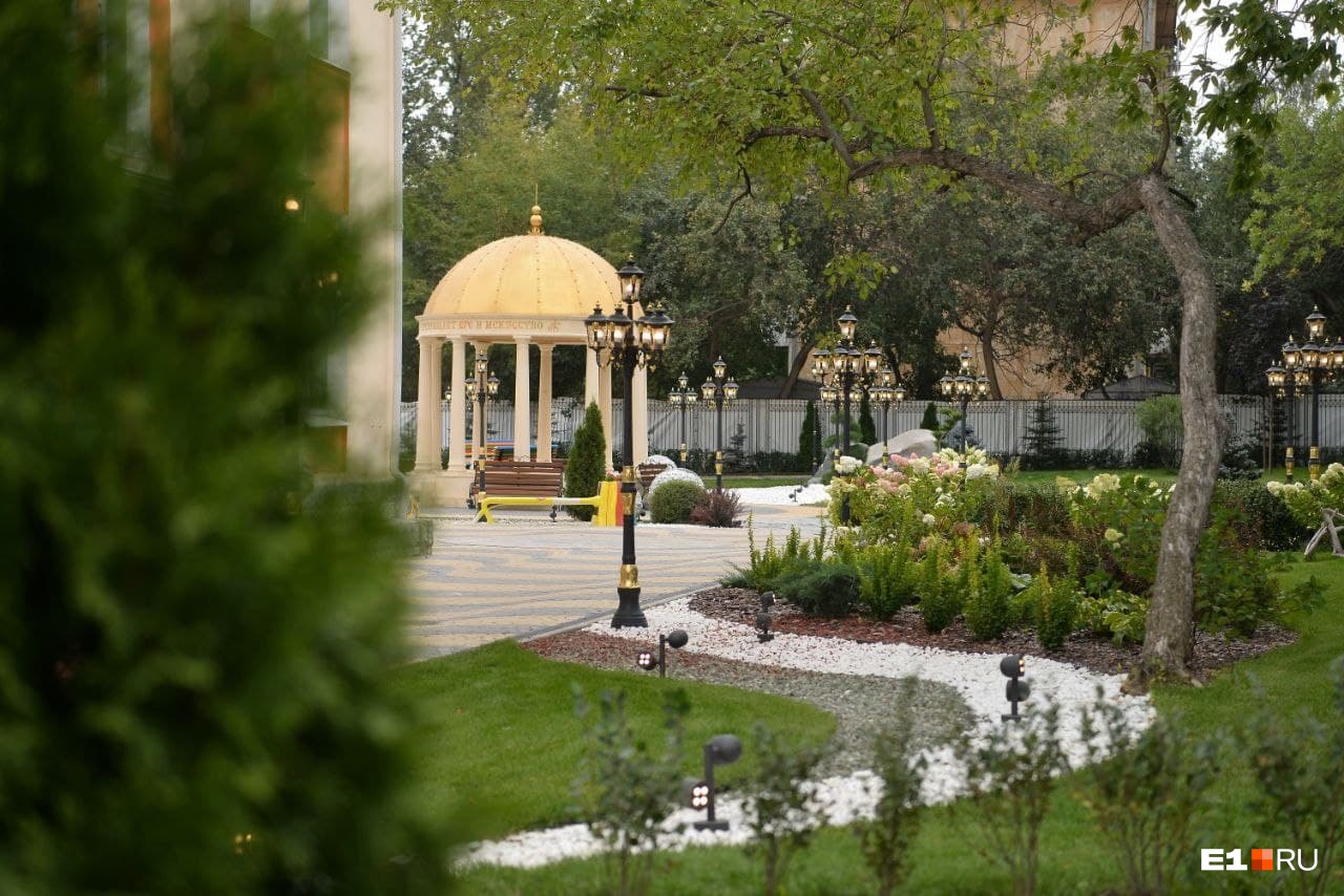 Золотые фонари, рояль и площадка для гольфа: гуляем по двору школы Симановского на Вторчермете