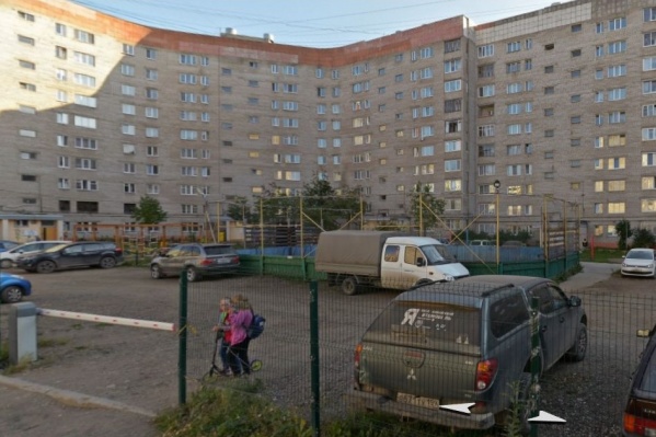 Деньги за ремонт кровли и фундамента этого дома перечислили больше года назад Деньги за ремонт кровли и фундамента этого дома перечислили больше года назад