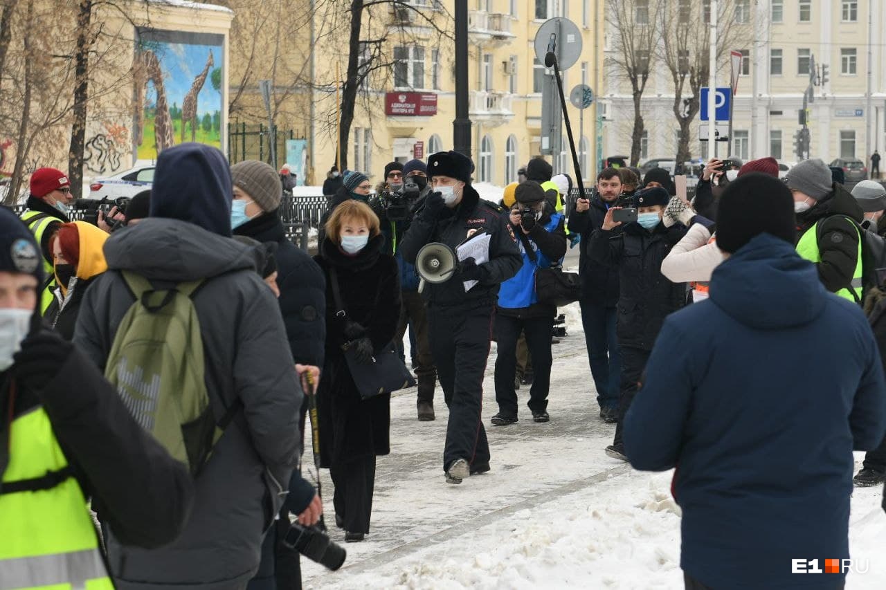 В центр Екатеринбурга вышли горожане и ОМОН: следим за происходящим в прямом эфире