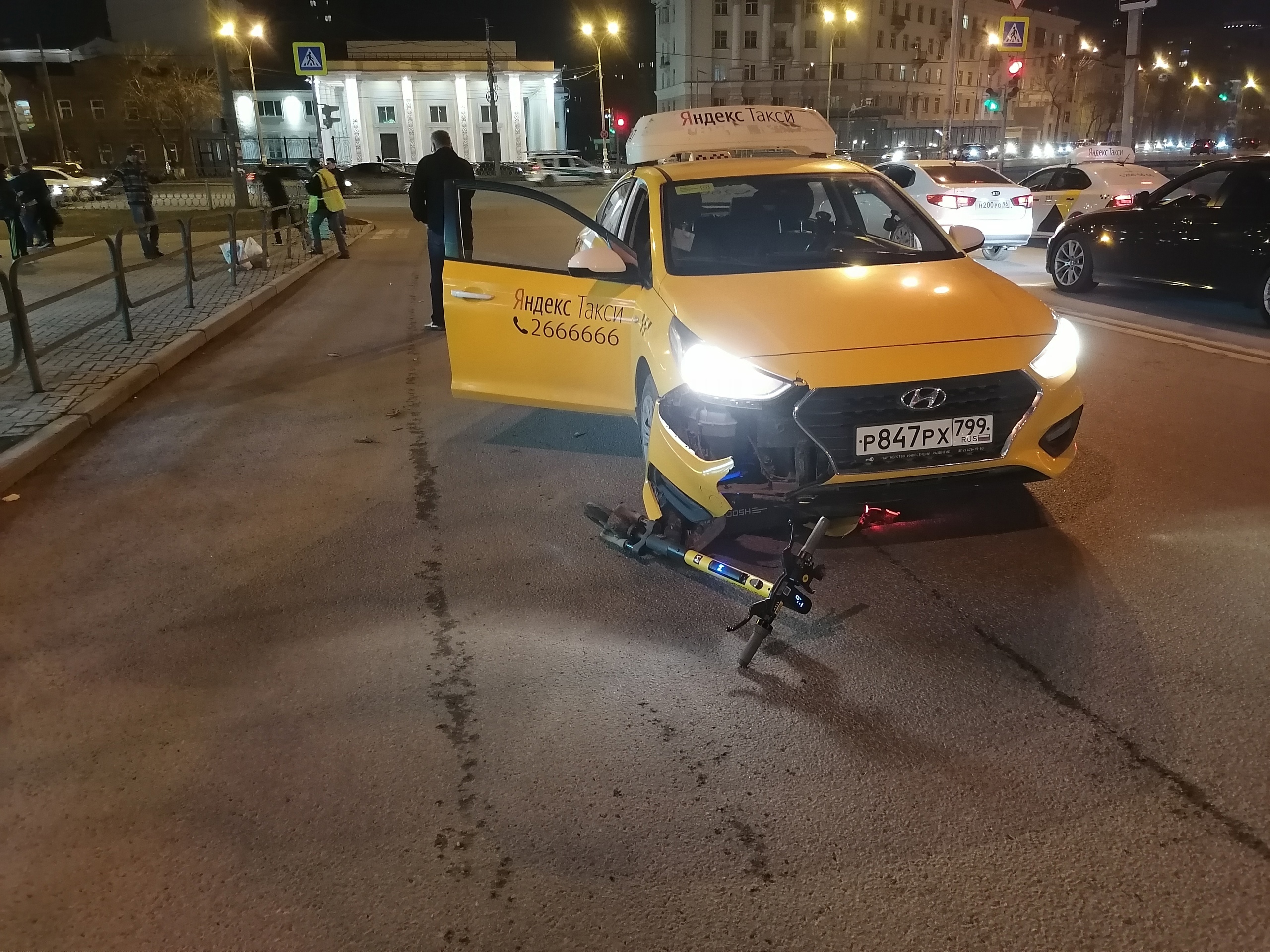 Возле ж/д вокзала таксист сбил парня на электросамокате