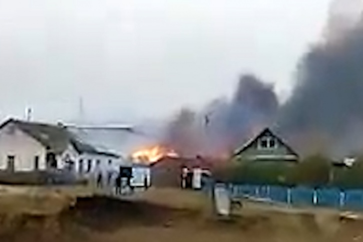 Пожар тушат сотрудники МЧС. Им помогает местное население. Пожар тушат сотрудники МЧС. Им помогает местное население.