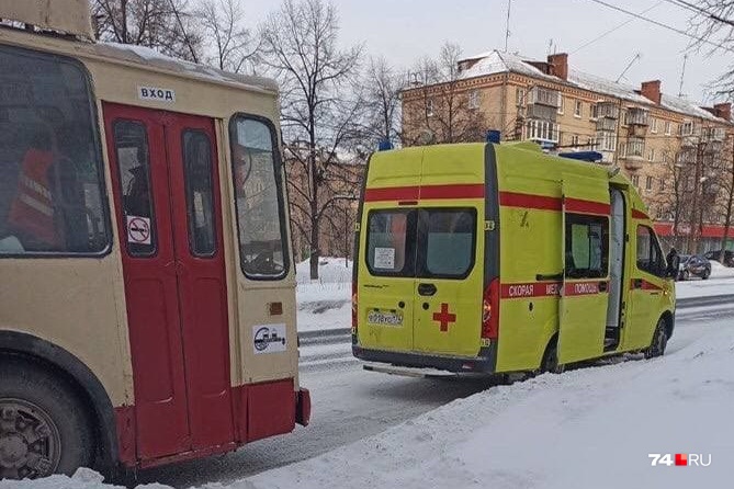 Троллейбус остановился возле «Смолинского» около <nobr class="_">8 утра</nobr> Троллейбус остановился возле «Смолинского» около <nobr class="_">8 утра</nobr>