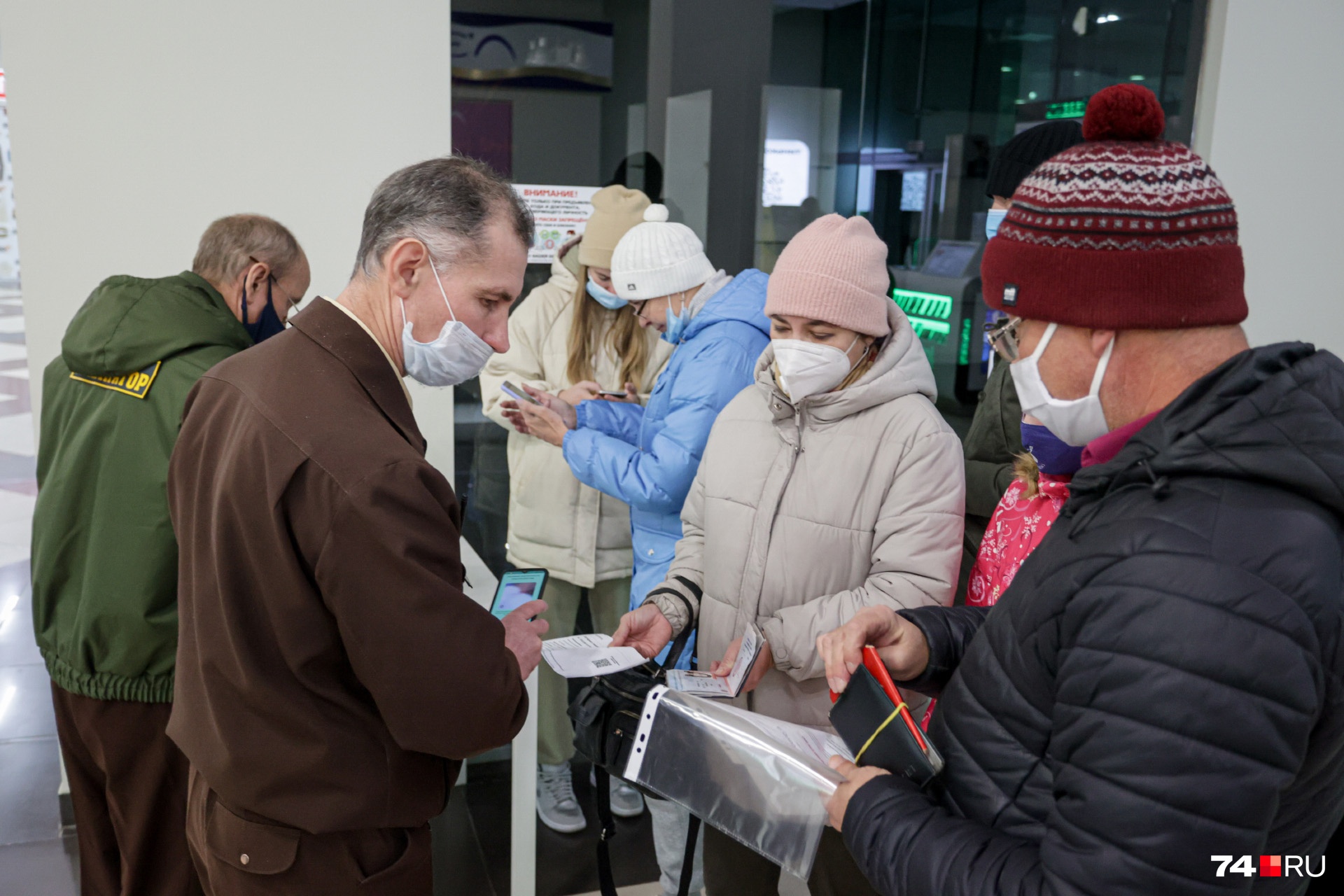 Требование касается только тех, кому больше 18 лет. Дети могут проходить свободно Требование касается только тех, кому больше 18 лет. Дети могут проходить свободно