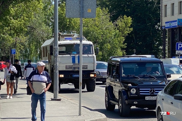Мужчину, захватившего банк, увезли на допрос и выяснение обстоятельств произошедшего. На месте до сих пор находится много силовиков Мужчину, захватившего банк, увезли на допрос и выяснение обстоятельств произошедшего. На месте до сих пор находится много силовиков