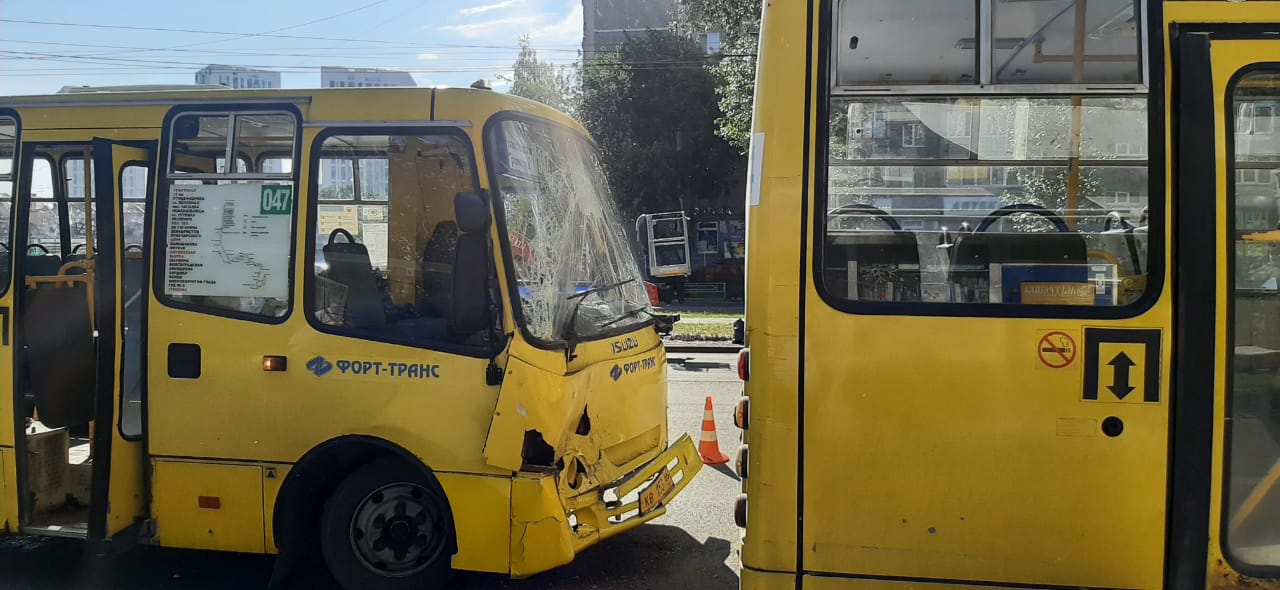 ДТП с двумя автобусами на остановке в Екатеринбурге попало на видео. В аварии пострадали три человека