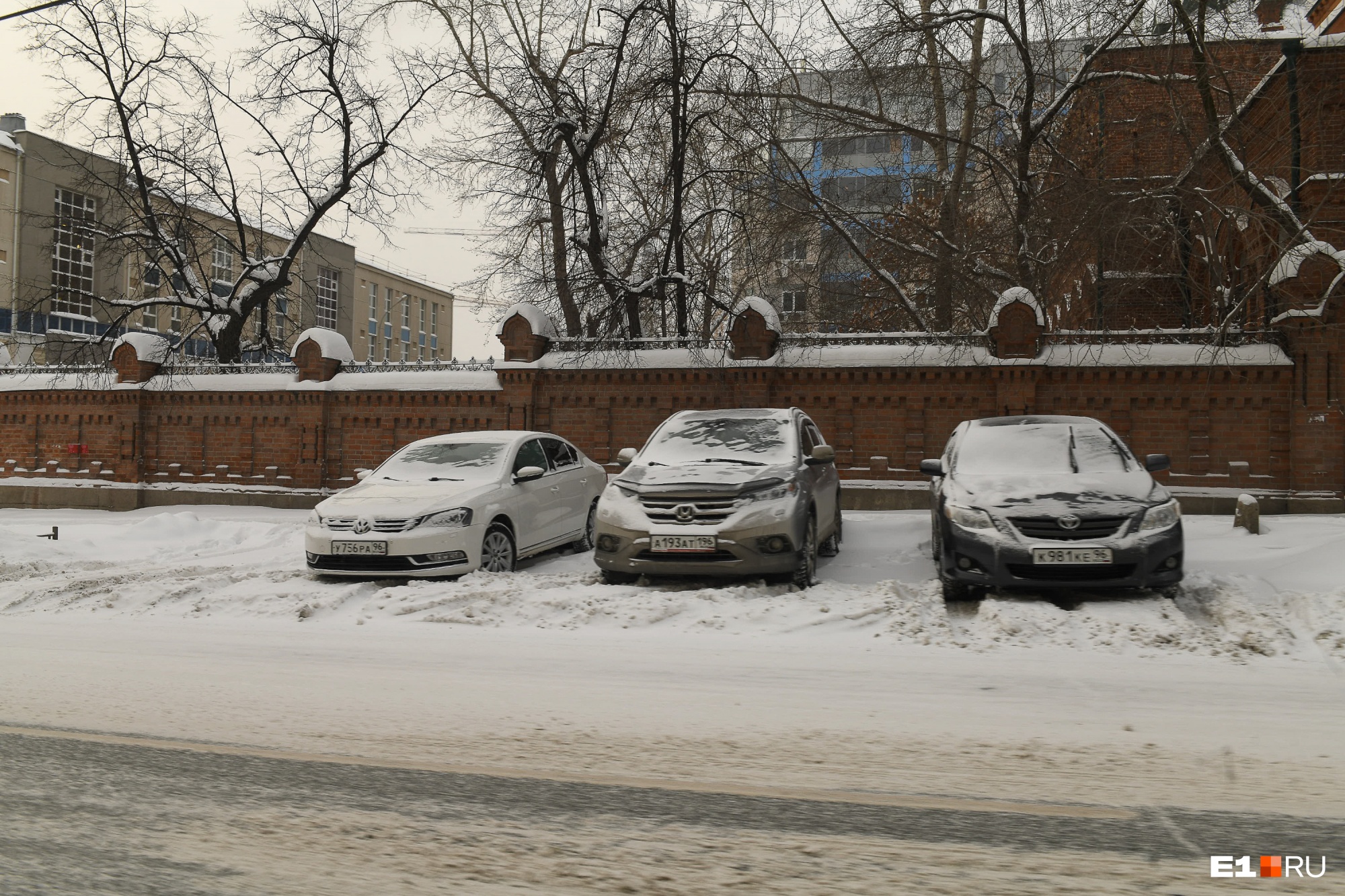 Ночью ГИБДД будет эвакуировать машины с улиц Екатеринбурга: адреса, где не надо ставить автомобиль