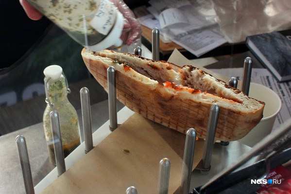 Тушеное мясо набивают в разрезанную изнутри тандырную лепешку Тушеное мясо набивают в разрезанную изнутри тандырную лепешку
