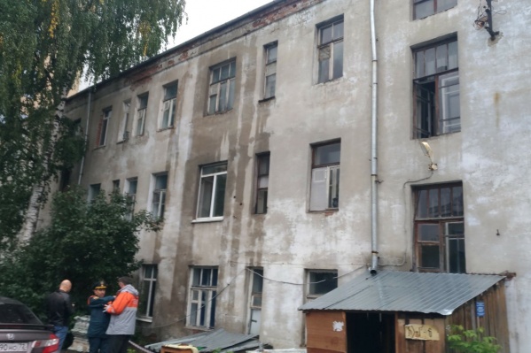 Дом уже признали аварийным: внутренние коммуникации изношены до предела, прочность постройки вызывает опасения Дом уже признали аварийным: внутренние коммуникации изношены до предела, прочность постройки вызывает опасения