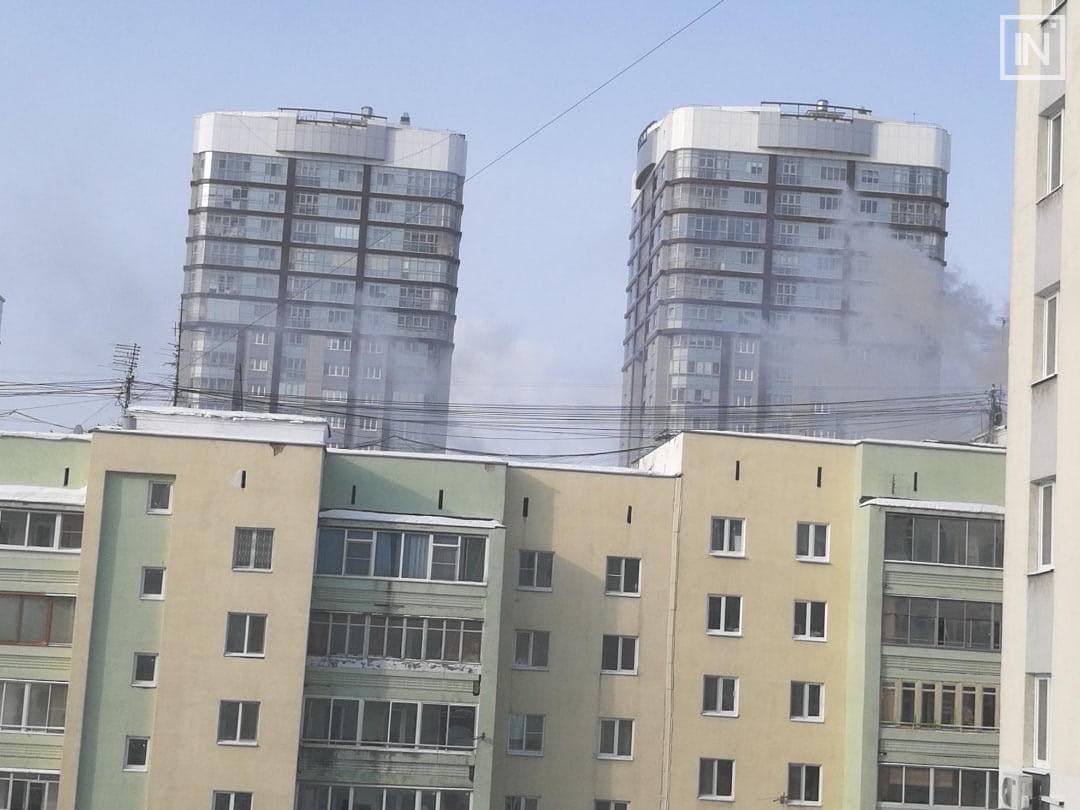 Жителей дома эвакуируют: в многоэтажке на Юмашева произошел пожар