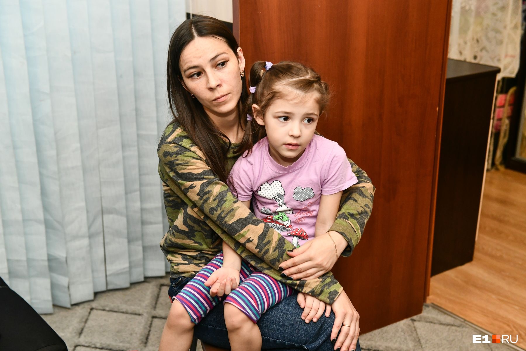 Больше всего Светлана переживает, что вместе с квартирой могут забрать ее детей 