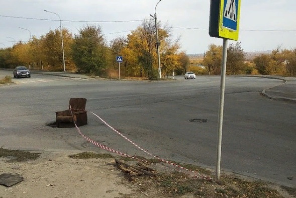 К креслу привязали и сигнальную ленту К креслу привязали и сигнальную ленту