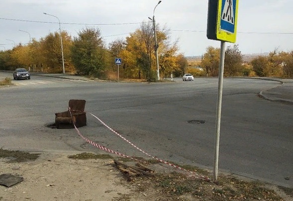 Люди устали и начали бороться сами: в Волгограде горожане заткнули яму на дороге огромным креслом