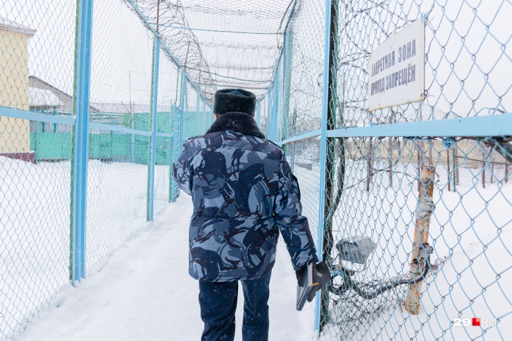 Решетки, заборы и колючая проволока — повседневный пейзаж для осужденных Решетки, заборы и колючая проволока — повседневный пейзаж для осужденных