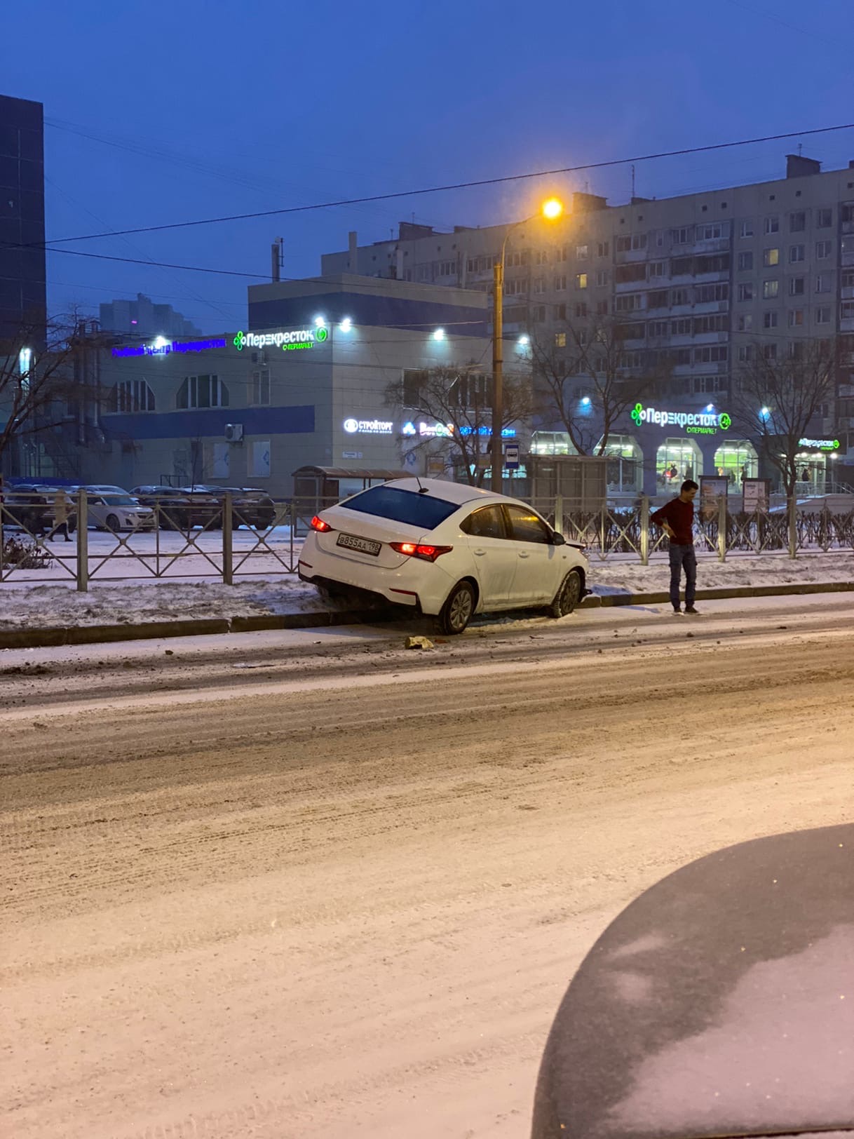 ДТП на Уточкина. После столкновения с другой машиной автомобиль, по свидетельствам очевидцев, отбросило на отбойник.