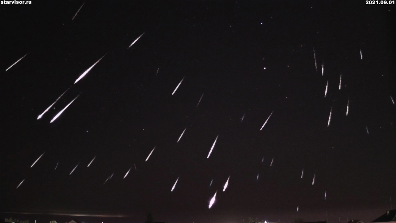 Для тех, кто так и не видел падающие звезды: уральский фотограф снял на видео метеорный поток
