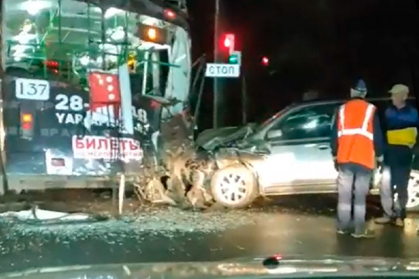 Автомобиль застрял в раскуроченной двери троллейбуса Автомобиль застрял в раскуроченной двери троллейбуса