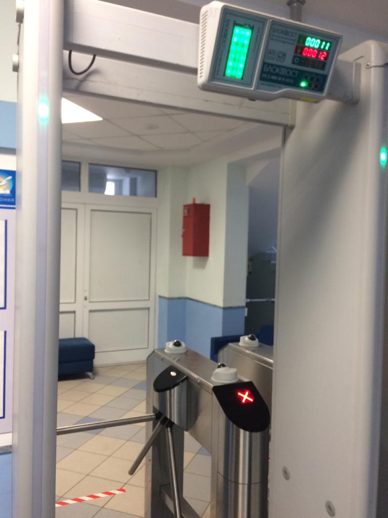Новая система измеряет температуру людей на входе Новая система измеряет температуру людей на входе