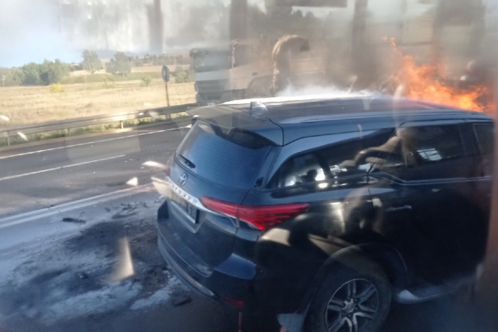 Во время аварии в Ярославской области загорелись автомобили