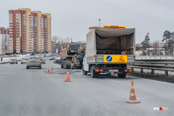 Водителей просят быть внимательнее при проезде путепровода Водителей просят быть внимательнее при проезде путепровода 
