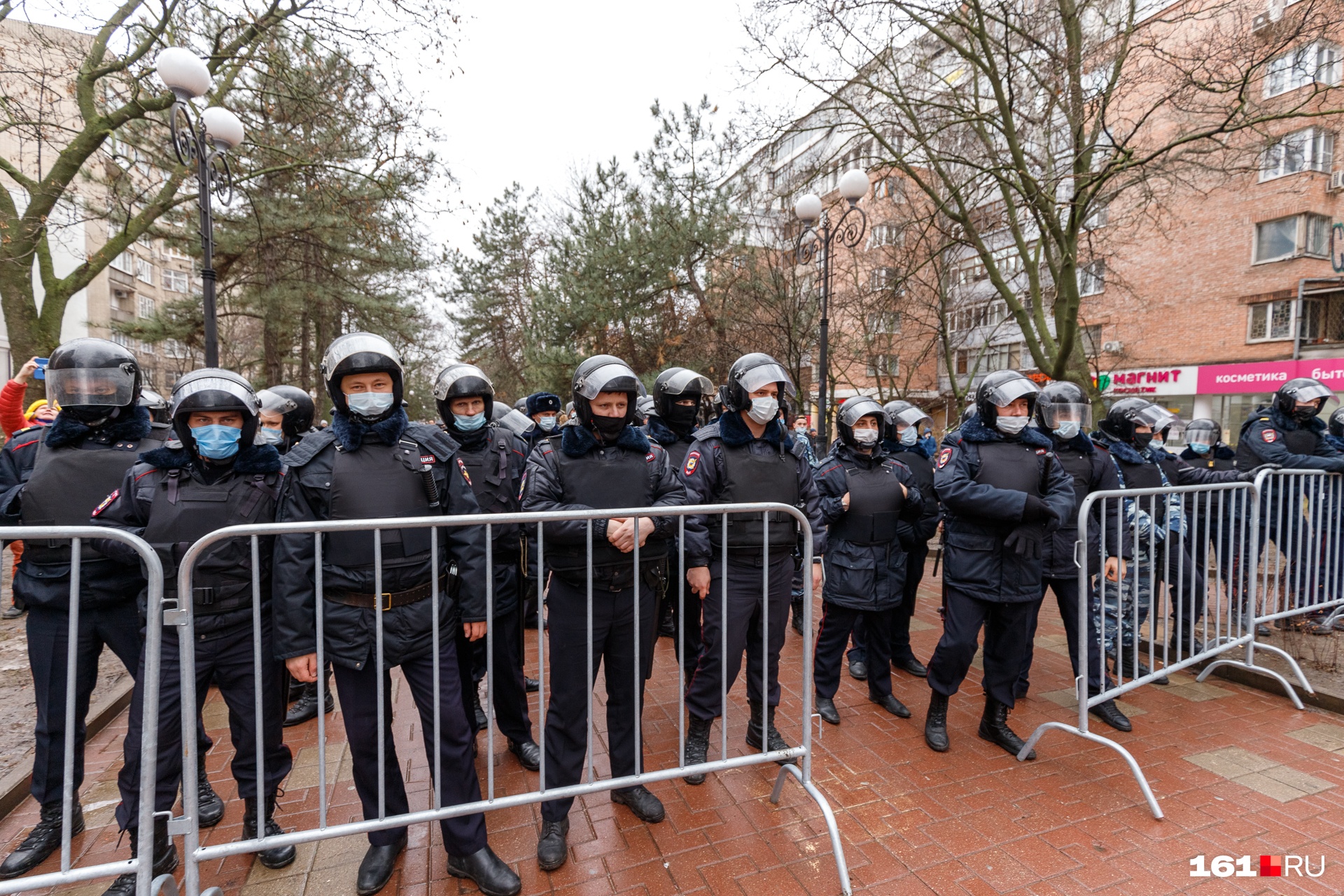 Власти так и не смогли объяснить появление железных ограждений утром <nobr class="_">31 января</nobr> Власти так и не смогли объяснить появление железных ограждений утром <nobr class="_">31 января</nobr>