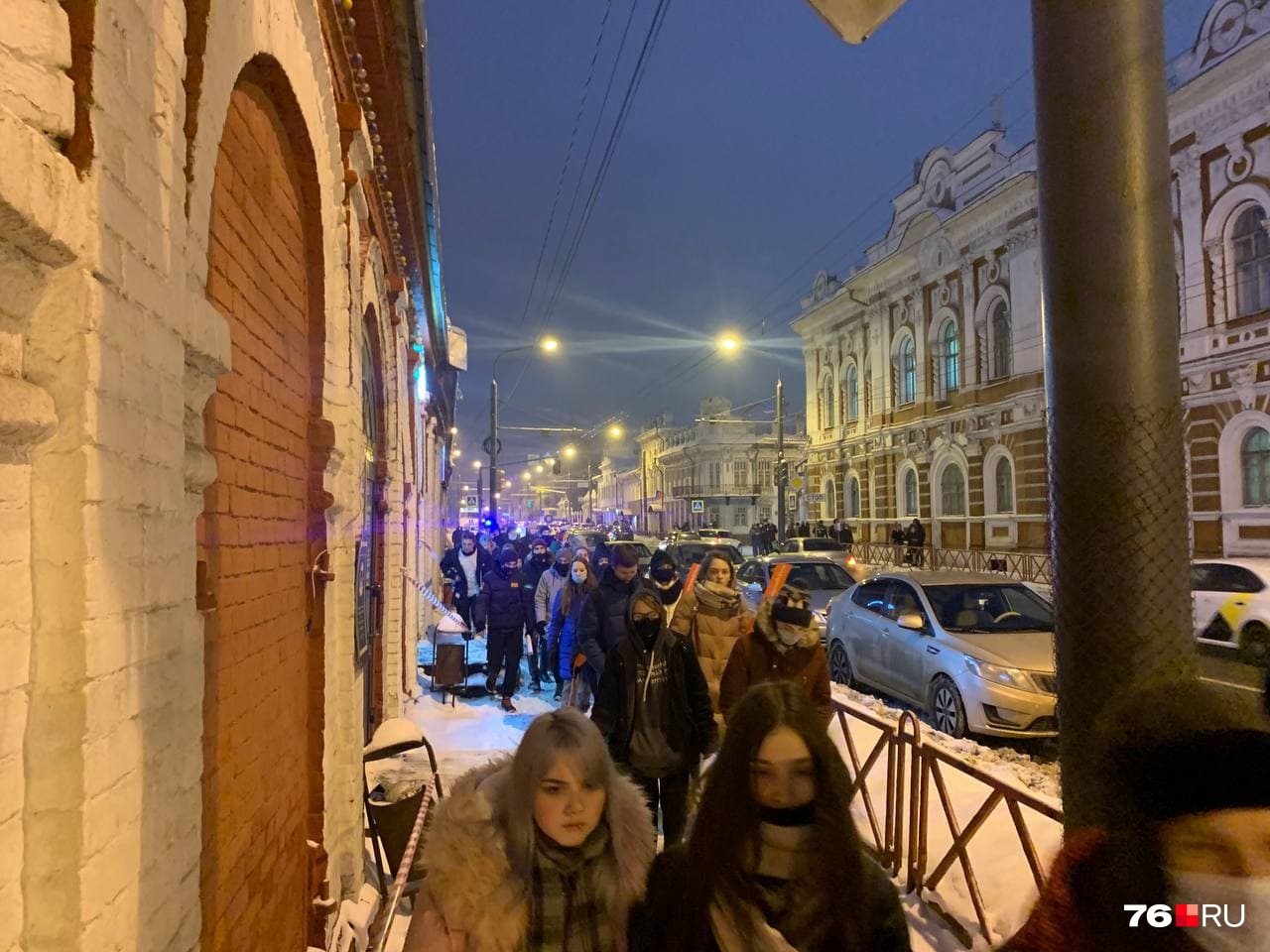 Часть тех, кто участвовал в акции, вечером пошла по центральным улицам Часть тех, кто участвовал в акции, вечером пошла по центральным улицам