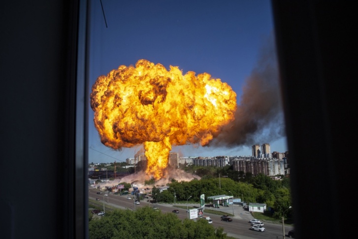 На фото — самый первый взрыв из тех, что прогремели сегодня в Новосибирске