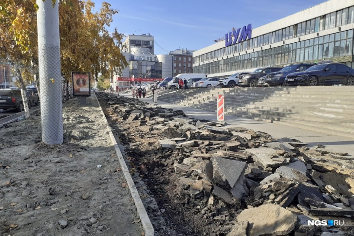 Пройти у ЦУМа сейчас можно по узкому участку Пройти у ЦУМа сейчас можно по узкому участку