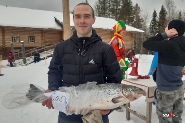 Мужчина увлекается спортом, но не спортсмен Мужчина увлекается спортом, но не спортсмен