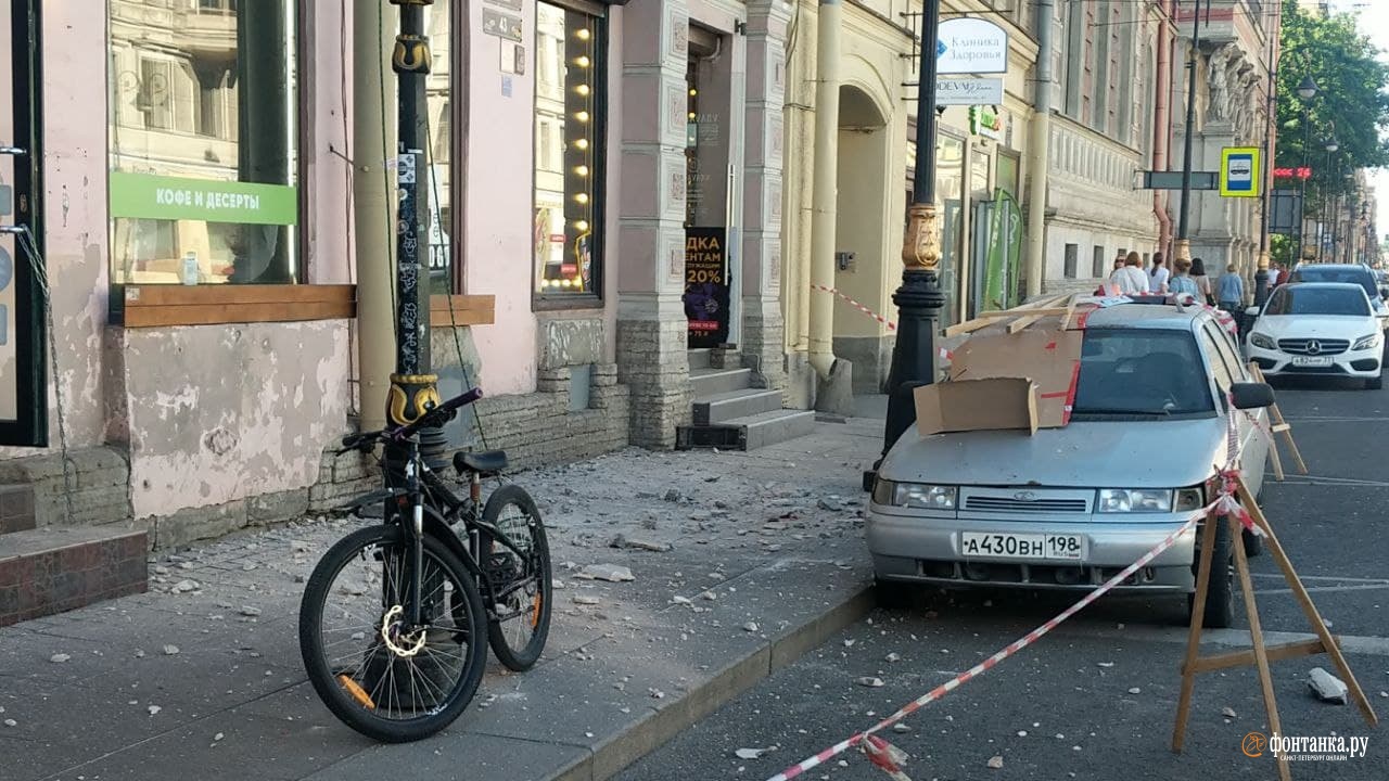 Одинокая «Лада» попала под коммунальный обстрел в центре Петербурга. Спасти её был призван кусок картона