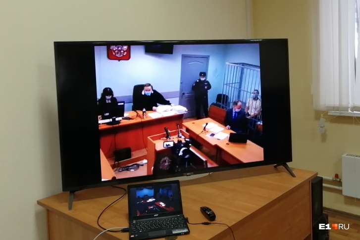 Журналистов в зал не пустили, за процессом мы наблюдали в отдельном зале по видеосвязи Журналистов в зал не пустили, за процессом мы наблюдали в отдельном зале по видеосвязи