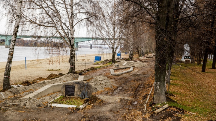«Ну как-то так»: после благоустройства Тверицкая набережная в Ярославле превратилась в болото грязи