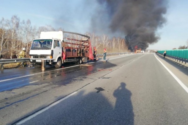 Из-за аварии, случившейся накануне, трасса до сих пор стоит Из-за аварии, случившейся накануне, трасса до сих пор стоит