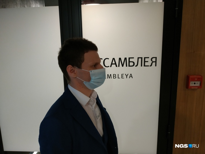 Сотрудники, охраняющие вход в зал, не разрешали фотографировать даже сквозь стеклянную дверь