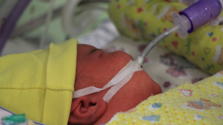 Архангельские врачи спасли годовалого ребенка, который не мог дышать самостоятельно из-за семечки