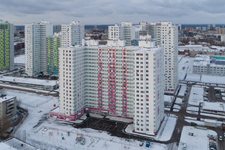 Помещение, предназначенное для детского сада, находится на Турчевича, 6 — это бело-розовый дом в центре кадра Помещение, предназначенное для детского сада, находится на Турчевича, 6 — это бело-розовый дом в центре кадра
