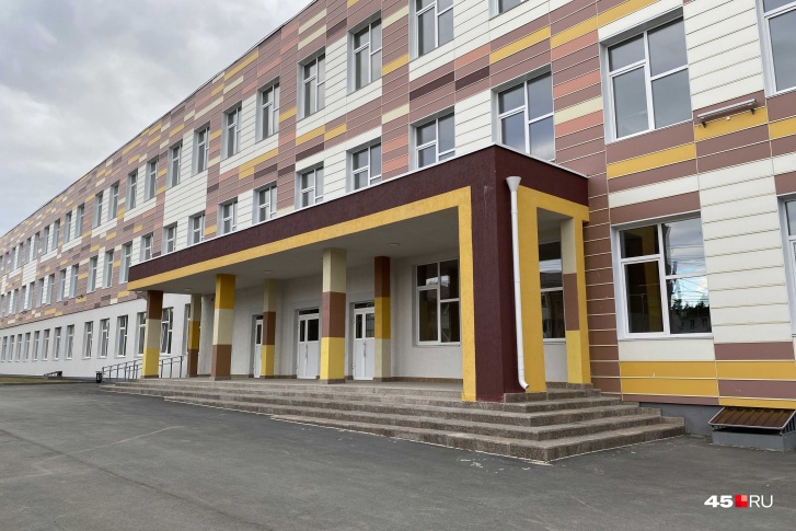 Огромная школа в Кетово пустует уже пару лет
