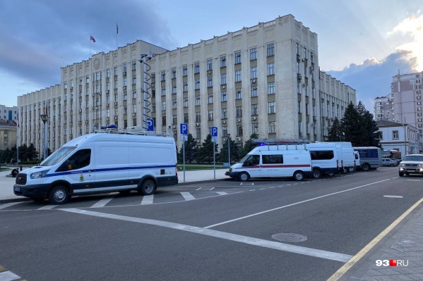 Машины правоохранительных органов вечером <nobr class="_">21 апреля</nobr> нарушали правила парковки Машины правоохранительных органов вечером <nobr class="_">21 апреля</nobr> нарушали правила парковки