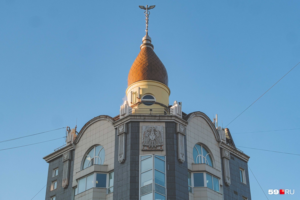 На куполе кадуцей — символ бога Гермеса На куполе кадуцей — символ бога Гермеса