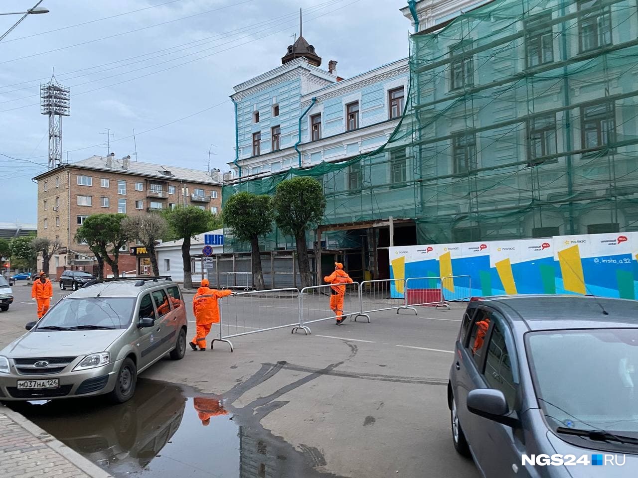 Улицы перекрывают металлическим забором Улицы перекрывают металлическим забором