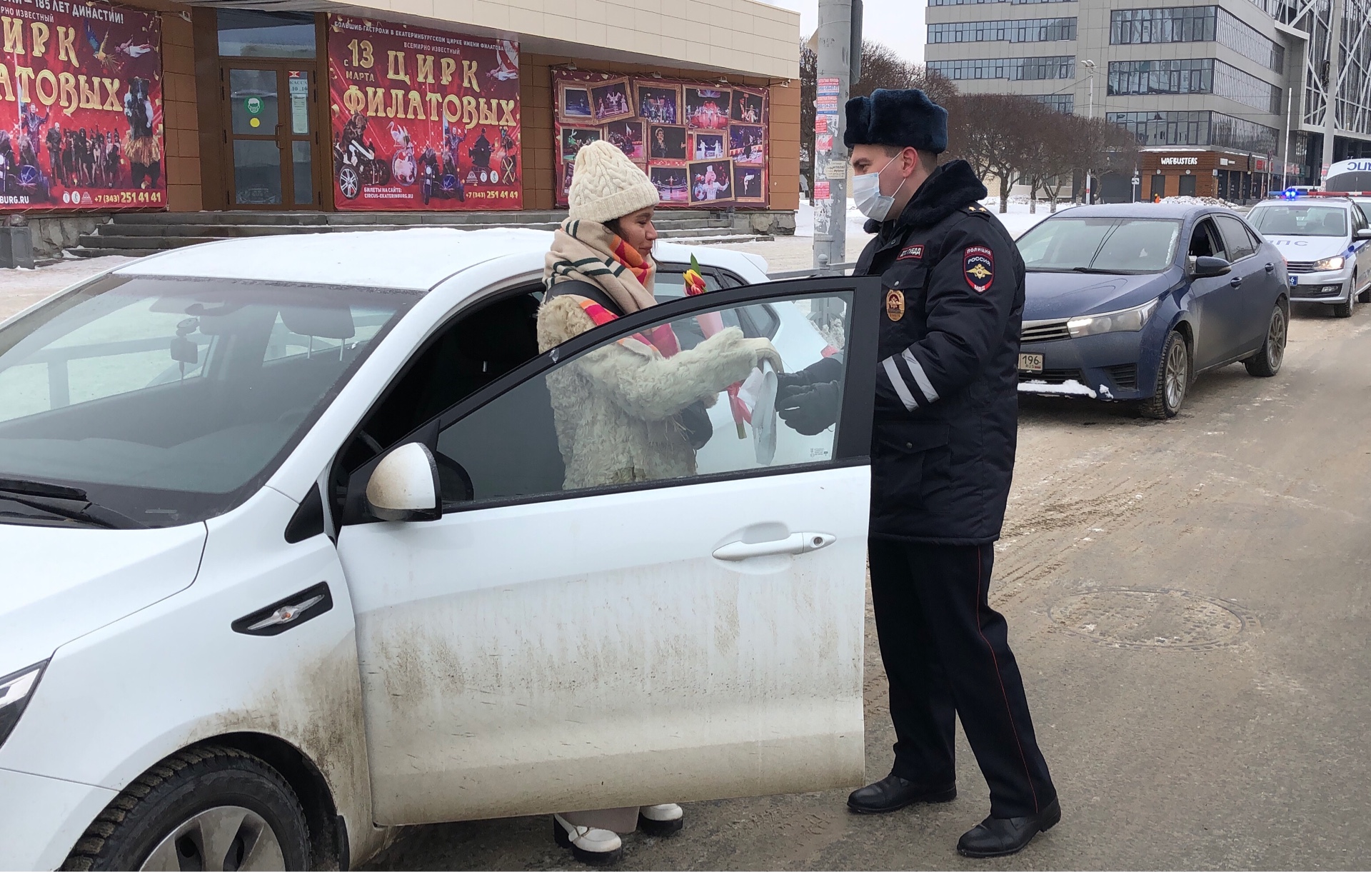 Угощают глинтвейном соседок и ставят добрые баннеры: собираем поздравления  с 8 Марта в режиме онлайн | 08.03.2021 | Екатеринбург - БезФормата