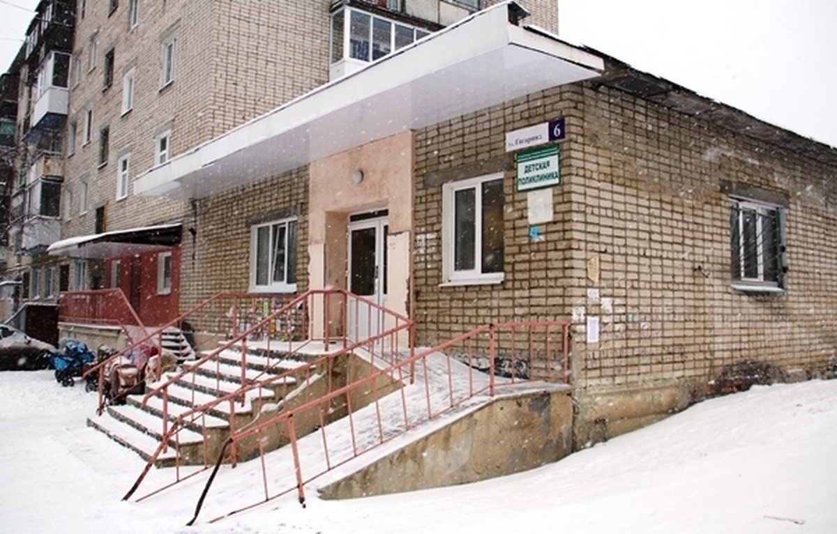 На Урале тысячи детей лечатся в переделанной пятиэтажке. Когда им построят нормальную клинику