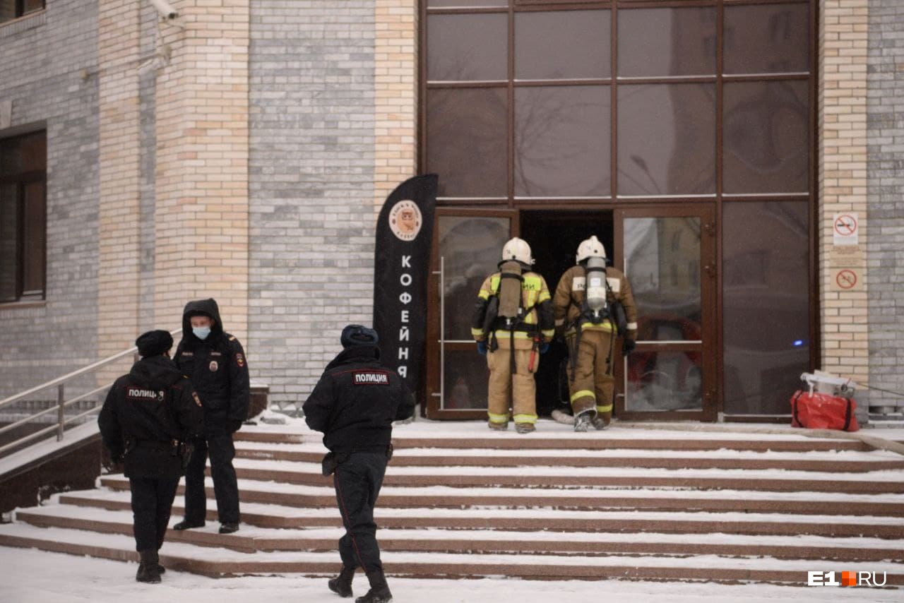 «Ниже 13-го этажа выгорело всё под ноль»: фоторепортаж из офисного здания на Белинского