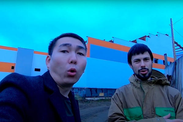 Исполнители на фоне той самой школы, строительство которой было заморожено Исполнители на фоне той самой школы, строительство которой было заморожено