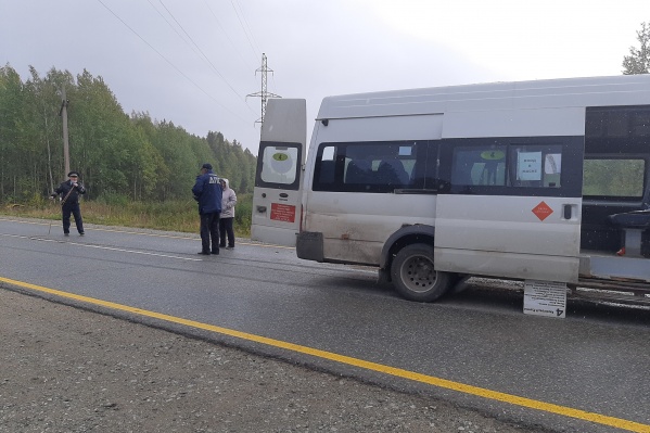 В микроавтобусе ехали пять пассажиров В микроавтобусе ехали пять пассажиров