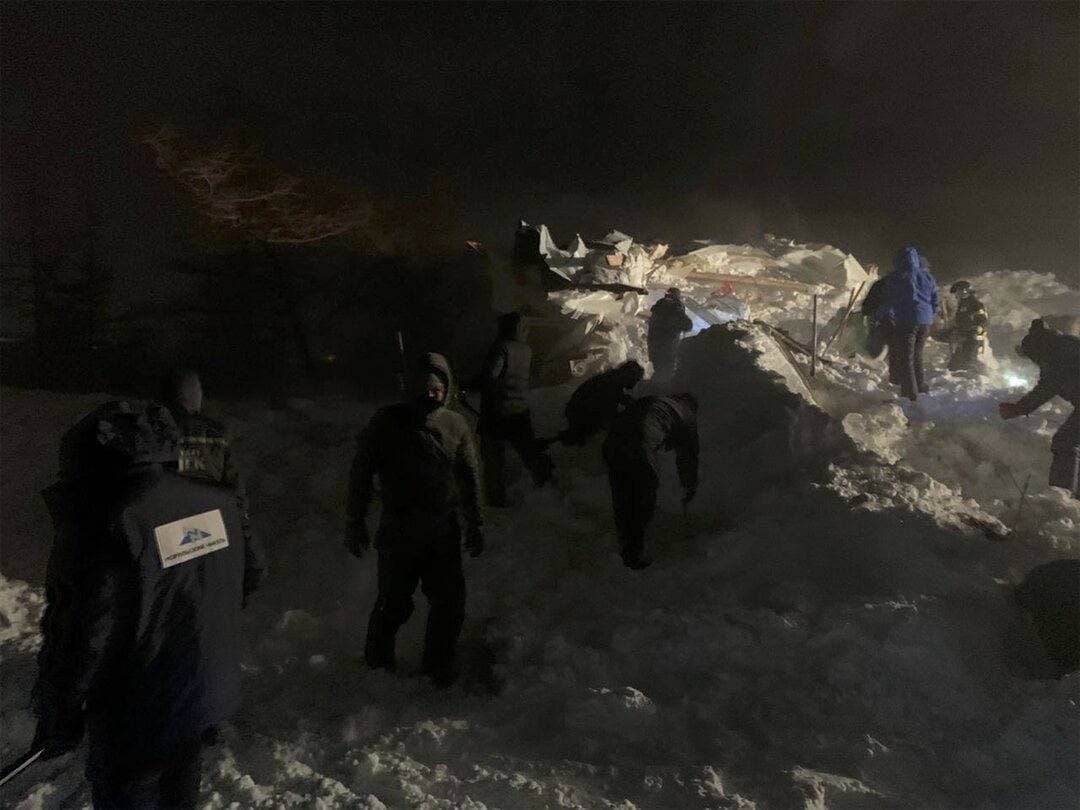 Под завалами были люди — по разной информации, их уже вытащили, они не пострадали Под завалами были люди — по разной информации, их уже вытащили, они не пострадали