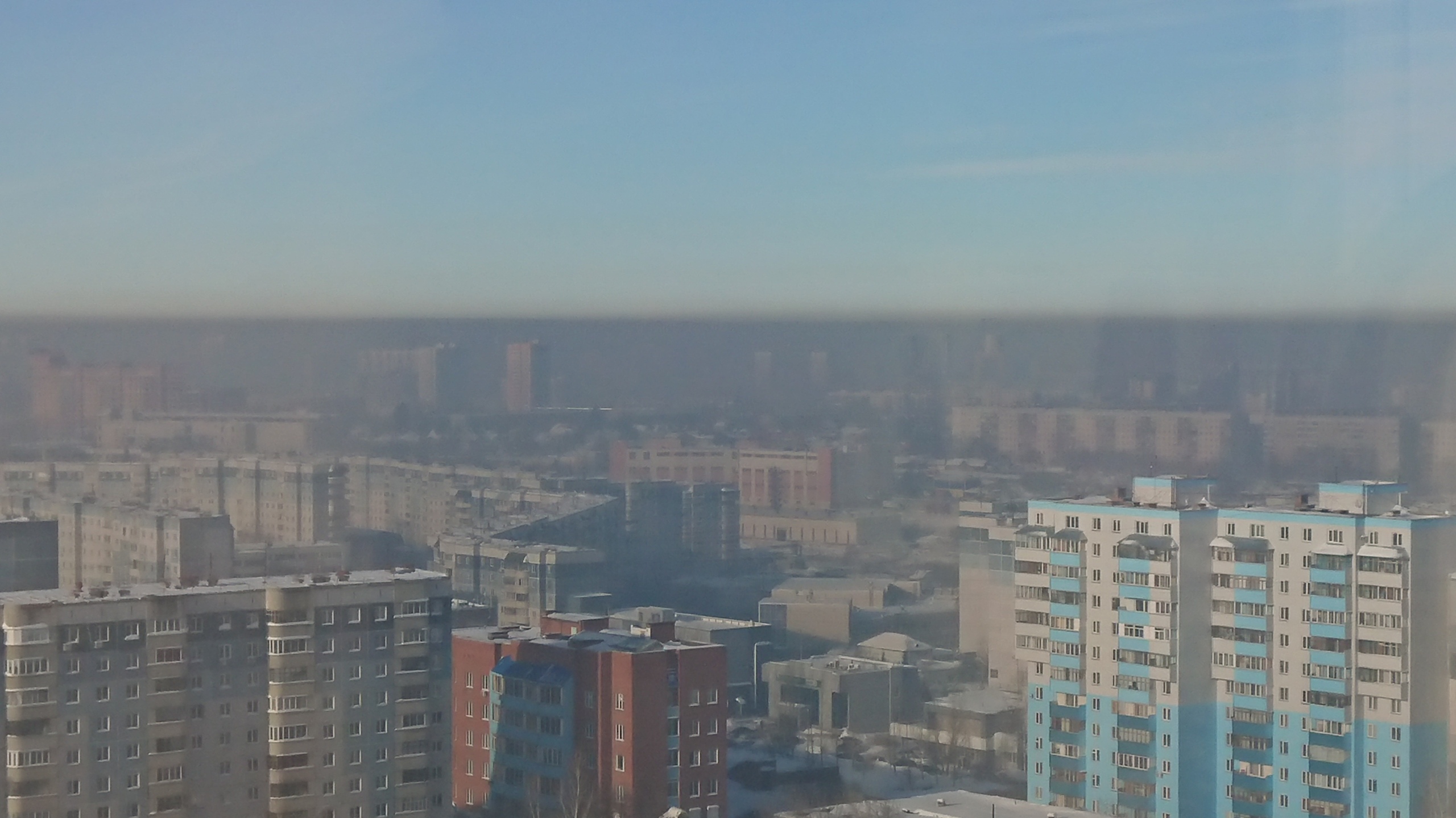 На снимке видно, что над городом повисла дымка На снимке видно, что над городом повисла дымка